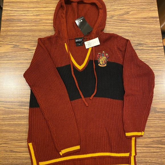 CLOSET CLOSING 4/28❗️ Harry Potter Gryffindor Hooded Sweater - Picture 4 of 6